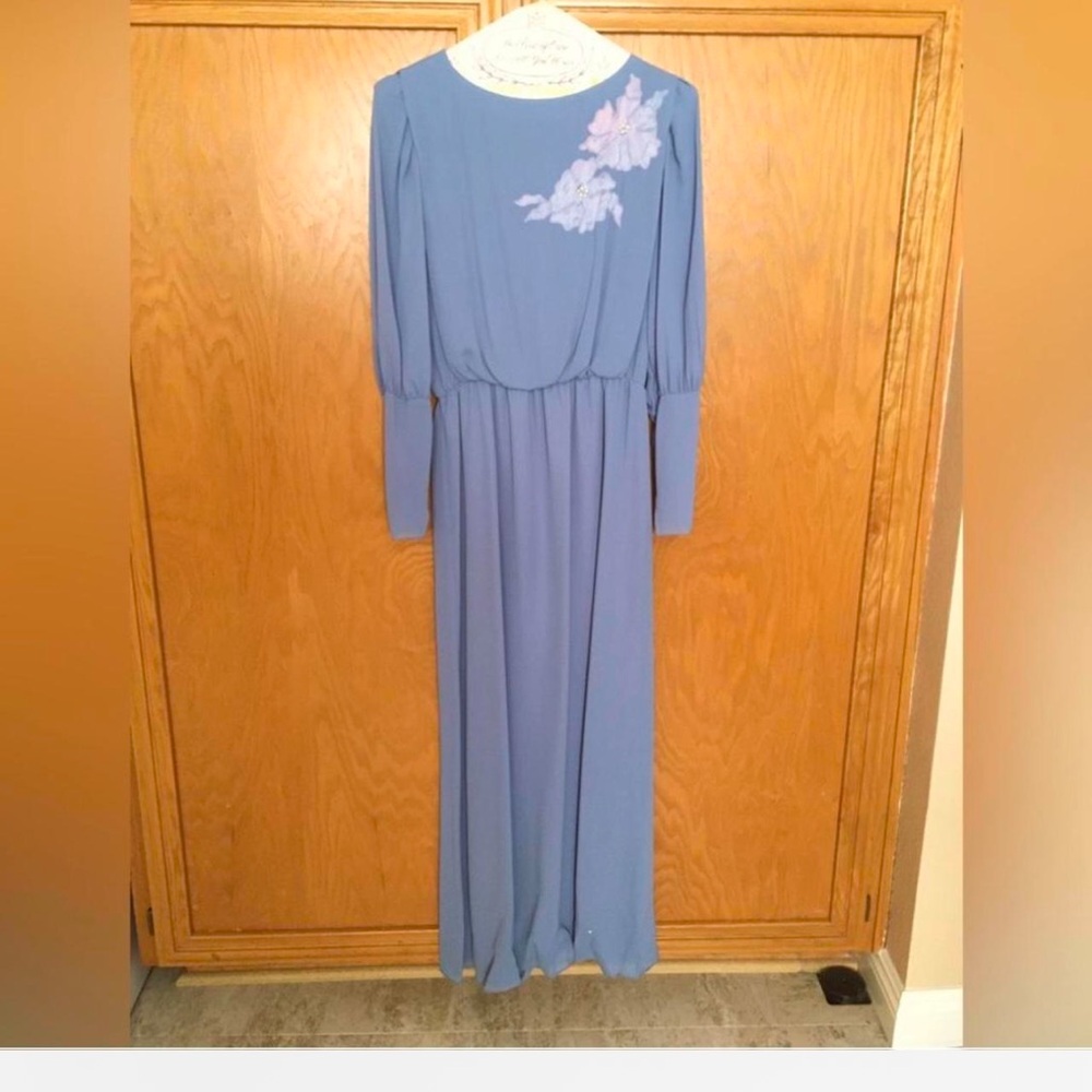 Vintage long gown gray blue lilac with flower appliqués sz M (tag says 13/14)
